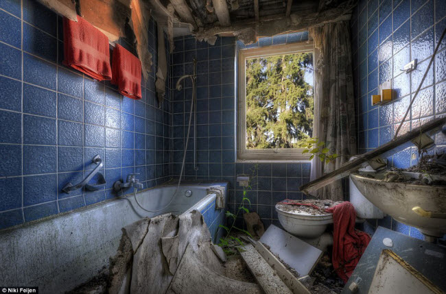 Những chiếc khăn tắm vẫn được treo trên bồn tắm trong một ngôi nhà bỏ hoang.