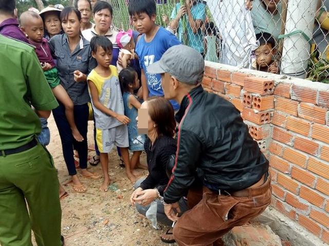 Pháp luật - Hai vợ chồng bị dân vây giữ vì nghi bắt cóc bé trai