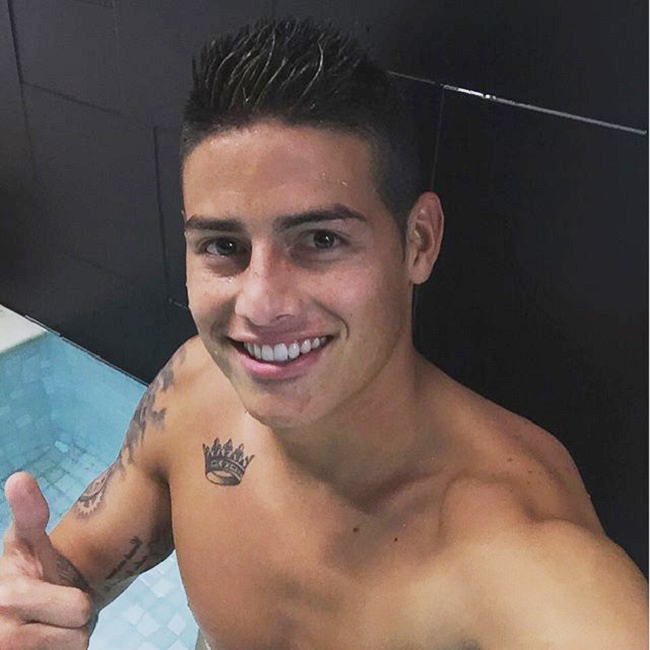 Danh hiệu giày vàng World Cup 2014 - James Rodriguez sở hữu nhiều hình xăm trên cơ thể, trong đó có hình xăm vương miện trên xương đòn.