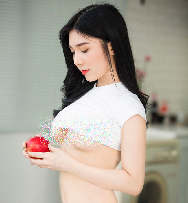 Cô nàng Thanh Bi của &#34;Người phán xử&#34; cũng chẳng kém cạnh khi mới đây tung bộ ảnh để lộ chân ngực gây nhiều tranh cãi.