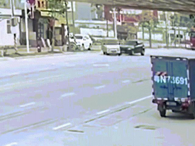 Thế giới - TQ: "Cẩu tặc" bị chủ chó truy đuổi, đâm lật xe trên đường