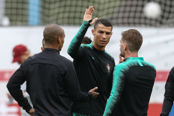 Ronaldo tập cật lực đấu SAO Real-Barca, hé lộ tương lai hậu World Cup - 4