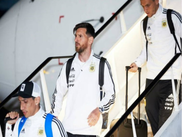 Dàn sao Argentina đổ bộ xuống Nga: Thủ lĩnh Messi ”gây bão”, mơ vàng World Cup
