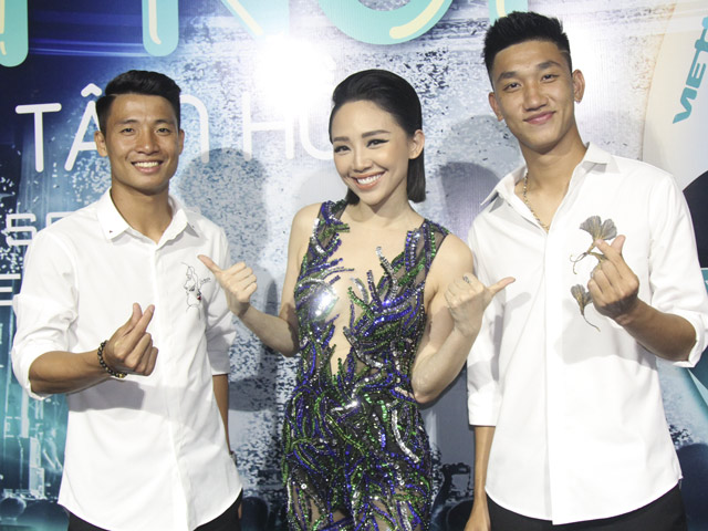 Hot boy U23 Việt Nam ”đại náo” phố đi bộ, nghìn fan nữ phát cuồng