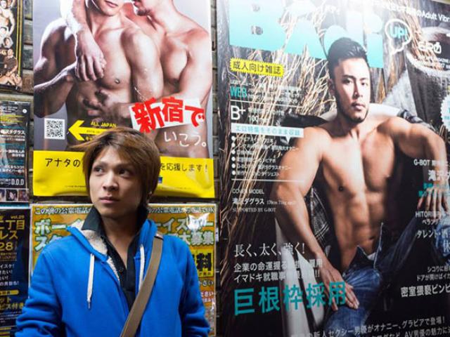 Góc khuất của "trai thẳng" chấp nhận "mua vui" cho khách hàng đồng tính