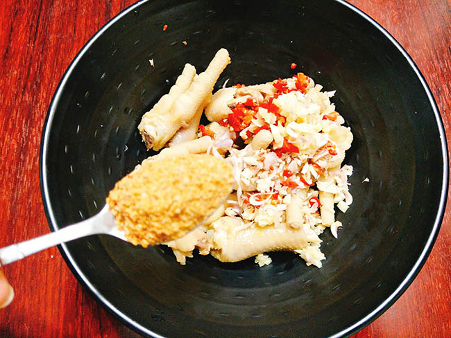 Cách làm chân gà lắc cay cay mặn mặn, vị lạ mà ngon vô cùng - 6
