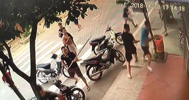 Côn đồ vào tận nhà truy sát 2 cha con vì món nợ game bắn cá - 1