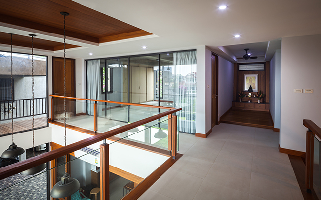 Ngôi nhà này cũng được thiết kế để thích nghi với thời tiết ẩm ướt nhiệt đới của Thái Lan. Với các phòng trên tầng 2 đều được bố trí thoáng cho phép hệ thống thông gió tự nhiên được lưu thông một cách hoàn hảo.