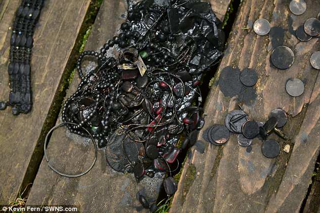 Anh: Đi câu lần đầu, không ngờ kéo lên cả “kho báu” - 4