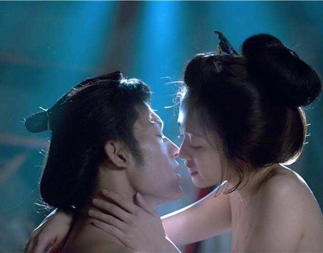 Thiên thần nhí xứ Phù Tang bị chỉ trích vì cảnh âu yếm quá bạo - 3