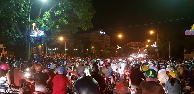 Nhóm người quá khích lại phá trụ sở tỉnh Bình Thuận - 1