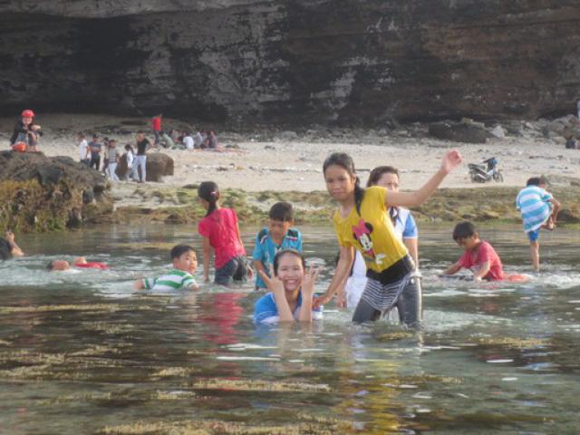 Dạo chơi tắm biển, một du khách tử vong ở Hang Câu