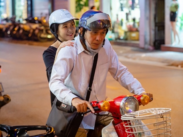 Giải trí - Đắt show nhưng "mẹ chồng khó tính" Lan Hương vẫn đi xe cub cùng ông xã