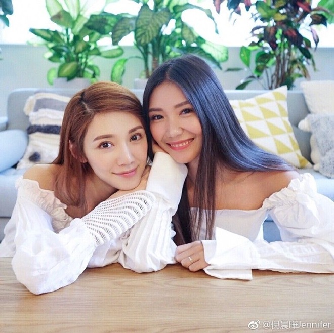 4 cặp chị em sexy nức tiếng xứ Cảng Thơm - 7