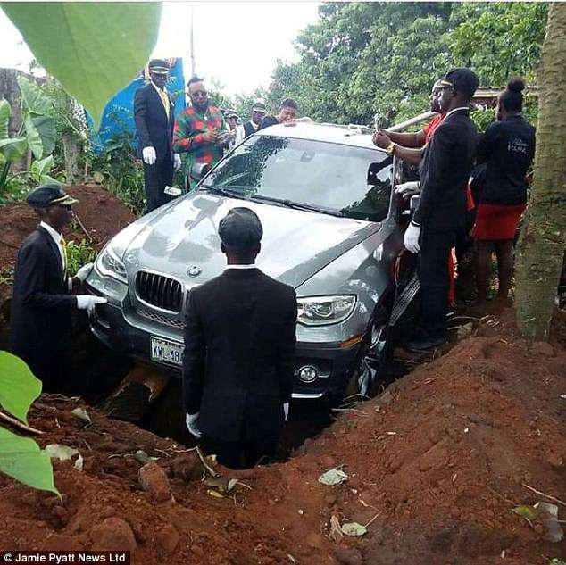 Nigeria: Con trai chôn cha cùng chiếc xe BMW trị giá 2 tỷ đồng - 1