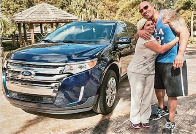 "Siêu sao cơ bắp" đút cơm cho vợ khi con đang bú - 5