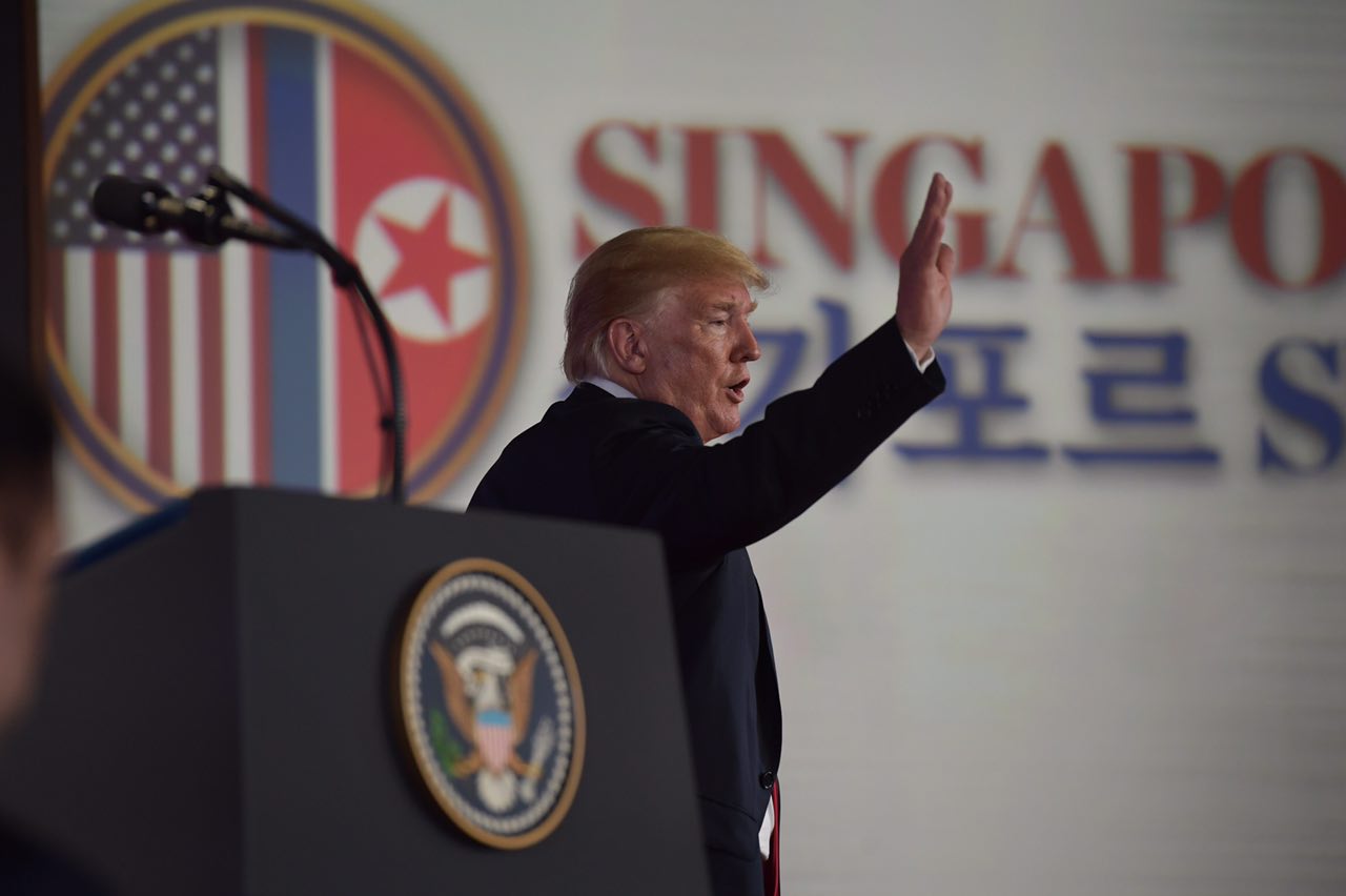 Trump gặp Kim Jong-un: Khen hết lời, nhưng vẫn tiếp tục trừng phạt - 1