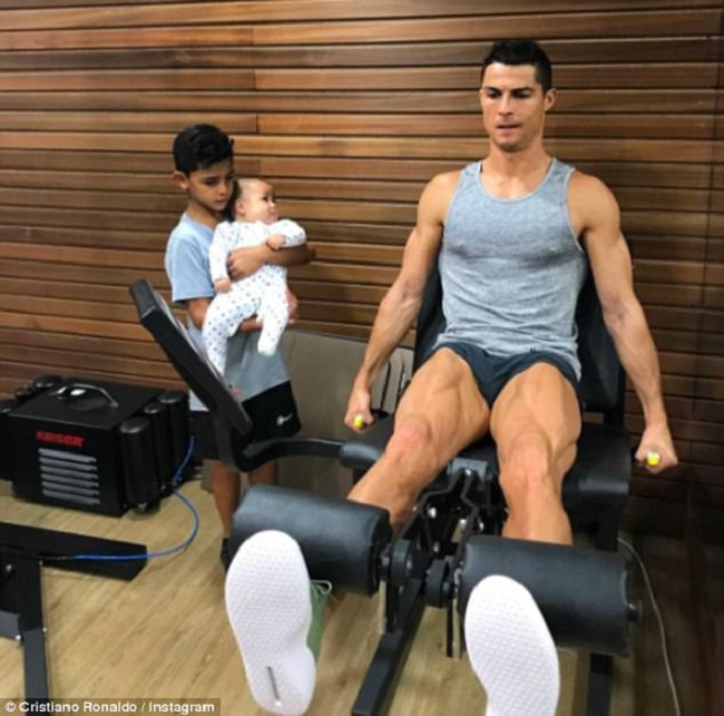 CR7 tập gym đều đặn 5-6 ngày/ tuần để duy trì mức độ chất béo thấp của cơ thể.