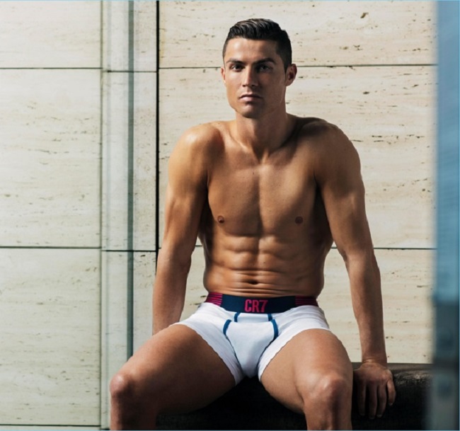 Ronaldo cũng rất thích bơi lội trong thời gian rảnh để thư giãn, giảm căng thẳng.