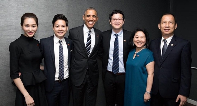 Cuối tháng 12.2015, Trung Tín và Thu Thảo công khai xuất hiện trước truyền thông ở trong một sự kiện doanh nhân Trung Tín được vinh danh. Một năm sau đó cặp đôi xuất hiện cùng nhau tại nhiều sự kiện lớn, trong đó, hoa hậu Việt Nam 2014 và bạn trai vinh dự được gặp Tổng thống Obama trong buổi trò chuyện của ông cùng các doanh nghiệp Việt ở tại TP HCM. Chương trình diễn ra ở tại một trung tâm thuộc tập đoàn của gia đình Trung Tín.