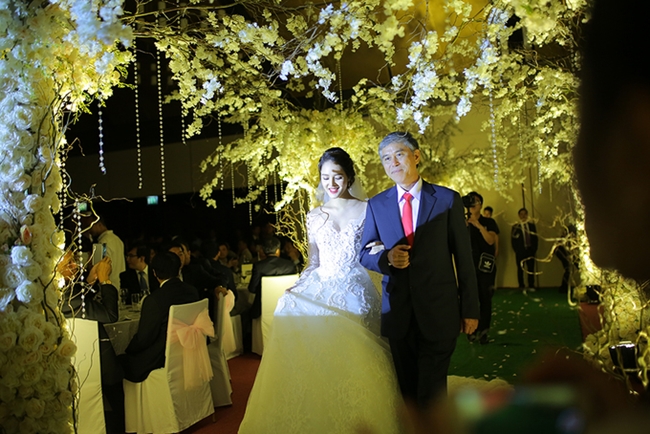Với gia thế khủng, lễ cưới của á hậu được tổ chức tại một trong những khách sạn đẹp nhất Hà Nội. Từ khi yêu chồng hiện tại (cách đây 2 năm), cô nhận được sự ủng hộ từ cả hai gia đình vì cả hai đều là trai tài gái sắc.