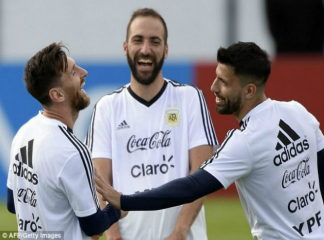 World Cup 2018: Argentina &#34;gây bão&#34;, tam tấu Messi – Aguero – Higuain tươi rói - 1