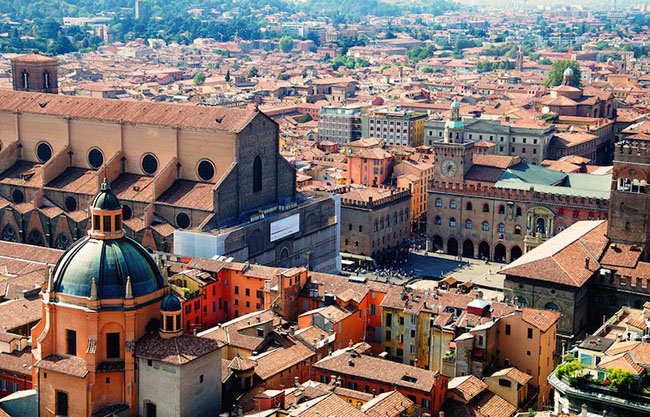 Bologna: Được gọi là &#34;La Rossa&#34; bởi kiến trúc tuyệt vời từ các tòa nhà gạch đỏ và mái ngói hình chóp, Bologna là thủ đô và là thành phố lớn nhất trong vùng Emilia-Romagna của miền Bắc nước Ý.