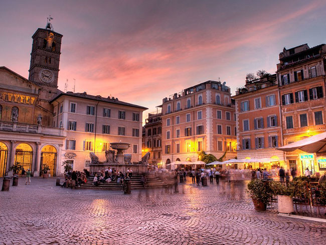 Trastevere, Rome: Khu phố La Mã ở tầng lớp lao động lịch sử này đã trở thành một điểm đến chính rất thu hút du khách trong những năm gần đây, bởi các kiến trúc đẹp, đặc biệt là khi thành phố lên đèn.