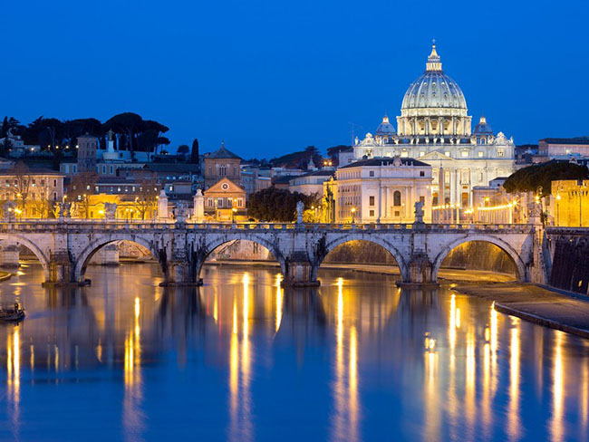 Rome: Đẹp tuyệt vời với kiến trúc từ thời Phục hưng – Khi thành phố lấp lánh ánh đèn, Rome thực sự trông như một thiên đường.