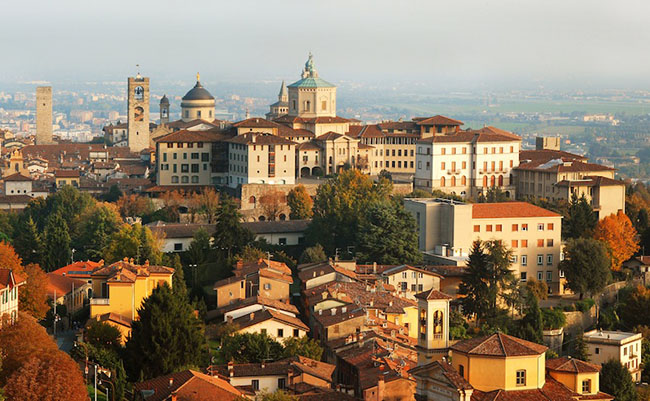 Bergamo: Nép mình dưới chân đồi của dãy núi Bergamese Alps cao chót vót, Bergamo bao gồm hai thành phố riêng biệt. Với phần trên là Città Alta một thị trấn thời trung cổ và phần dưới được là Città Bassa là một thành phố hiện đại.