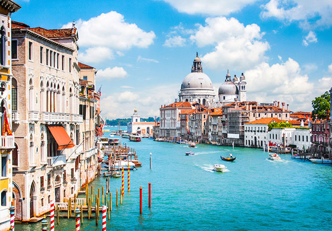 Venice: Điểm đến hoàn hảo cho một kỳ nghỉ lãng mạn, Venice là một thành phố nơi các con kênh thay thế các con đường và các tòa nhà như nổi lên từ Biển Adriatic bằng một phép thuật.