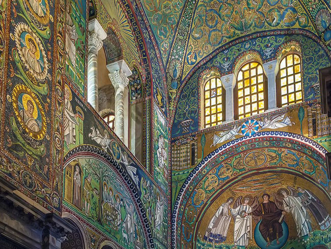 Nhà thờ San Vitale, Ravenna: Một chuyến đi đến Ý bạn cũng có thể thu được một bài học lịch sử, như đứng trước nhà thờ Basilica of San Vitale ở Ravenna, một ví dụ cổ điển về nghệ thuật và kiến trúc Byzantine.