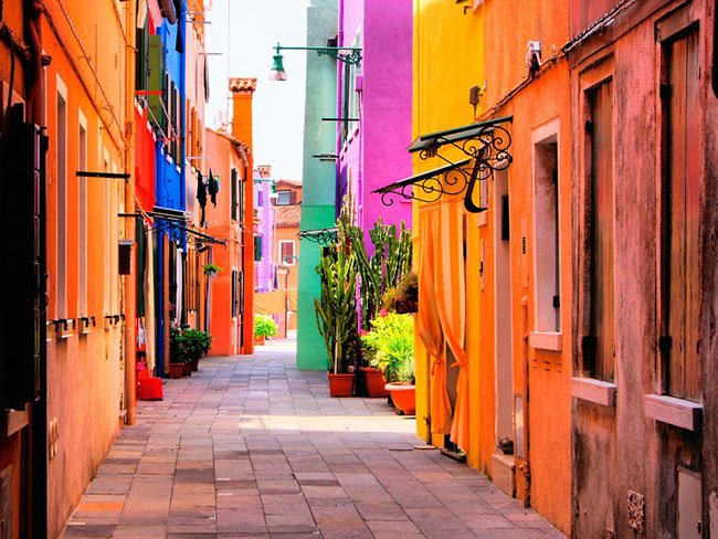 Đảo Burano, Venice: Đi dạo qua những con đường rải sỏi của hòn đảo nhỏ bé này và ngắm những ngôi nhà sơn các sắc màu tươi sáng, du khách như lạc bước vào một câu chuyện cổ tích thực sự tuyệt vời.