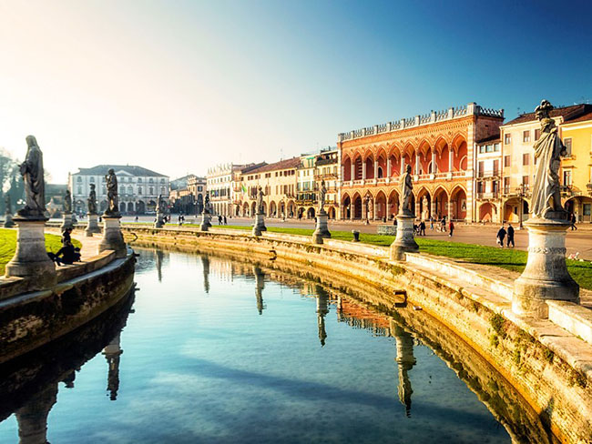 Prato della Valle, Padua: Quảng trường thị trấn lớn nhất nước Ý cũng là một trong những quảng trường đẹp nhất, với các khu chợ ngoài trời, một con kênh với các bức tượng xếp xung quanh và không gian xanh rộng rãi để tắm nắng.