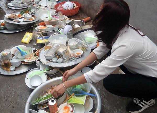 Lần đầu ra mắt bị mẹ chồng tương lai hắt nước rửa bát vào người và quyết định của cô gái trẻ - 2