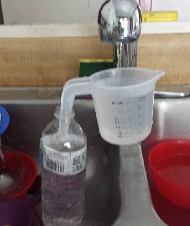 Cách để bạn rót nước vào chai không cần lần hai.