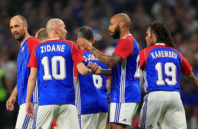 Đại chiến huyền thoại World Cup: Zidane đá phạt siêu phẩm, hạ đội Wenger - 1