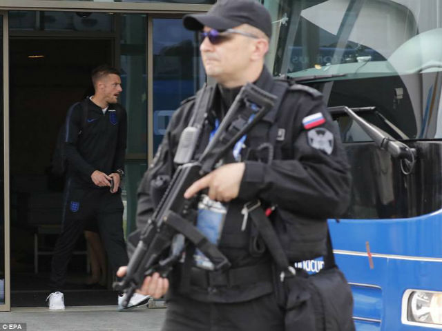 ĐT Anh đến Nga: Rashford ”lâm nạn”, cảnh sát cầm súng hộ tống