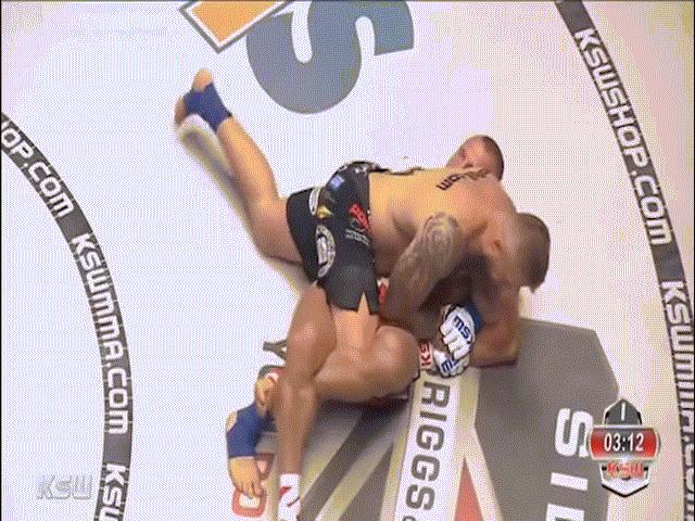 MMA: Võ sỹ 120kg khỏe nhất hành tinh, bị bẻ tay ”đầu hàng” sau 2 phút