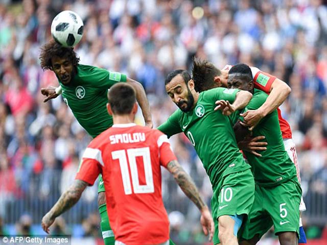 Nga đấu Saudi Arabia: Trọng tài mắc 2 sai lầm, chủ nhà thoát penalty?