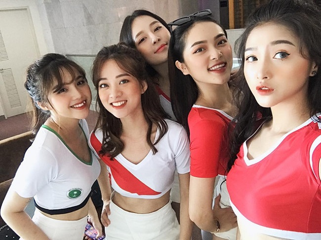 Hot girl Linh Thỏ, Diệu Linh, Trâm Anh, Mai Anh và Đỗ Linh (từ phải qua) mặc trang phục thể thao năng động cổ vũ World Cup 2018.