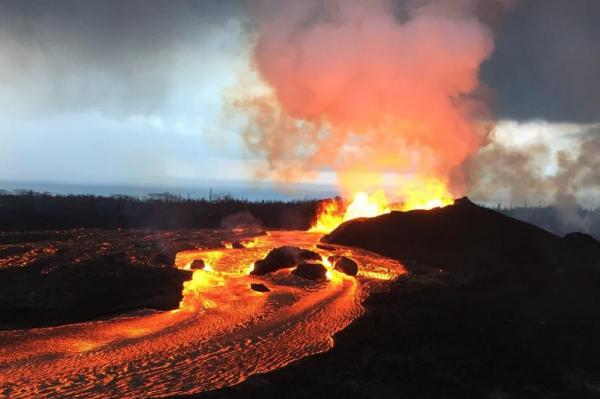 Núi lửa chết chóc ở Hawaii tạo ra cả vùng đất mới rộng lớn - 1