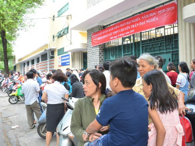 Giáo dục - du học - Hồi hộp chờ "cục cưng" thi vào trường hot nhất TP HCM