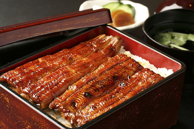 5.Unadon

Lươn là món ăn phổ biến ở nhiều nước trên thế giới, thế nhưng ở Nhật, người ta thường ăn lươn ở dạng sushi kèm nước sốt riêng.