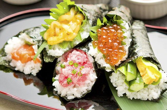 6.Temaki sushi

Đây là một cách ăn khác của sushi truyền thống, người ta sẽ dùng một chiếc lá rong biển to cuốn bên ngoài, bên trong cũng là cơm trộn giấm và tôm cá sống, trứng cá hồi…đi kèm.