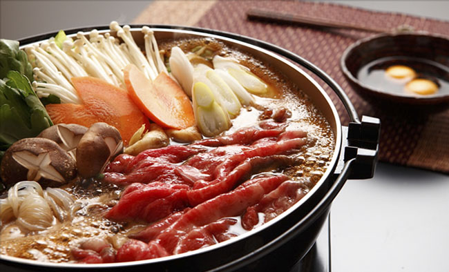 11.Sukiyaki

Món lẩu này có vẻ nhiều người nước ngoài khó ăn vì sau khi nhúng thịt vào nồi lẩu cho chín, nó sẽ được nhúng qua một lớp trứng sống. Vị bép ngậy của trứng cùng vị mặn của nước tương được người Nhật rất yêu thích.