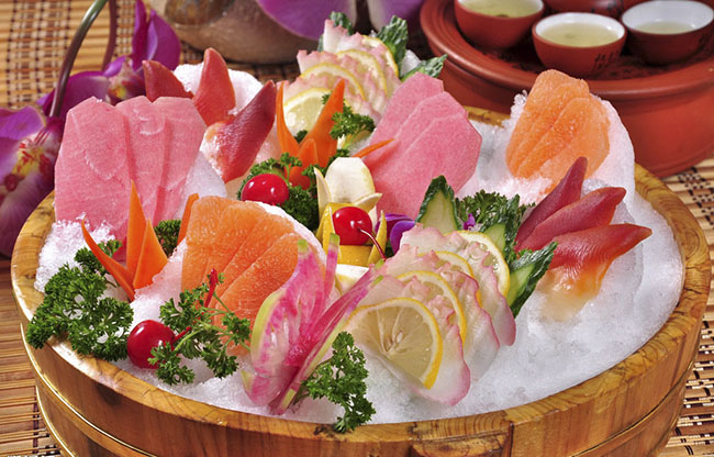 18.Sashimi

Sashimi khác với sushi, nó hoàn toàn là đồ sống và không ăn kèm với cơm trộn giấm, chỉ chấm với nước tương Nhật, thế nên hương vị ngọt tự nhiên của các, của tôm… vẫn được giữ lại toàn bộ.