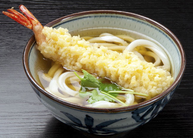 17.Udon

Sợi mỳ dài to, dai nhưng vẫn mềm, nước dùng dậm đà làm từ tảo và rong biển, cá bào nên vị rất ngọt tự nhiên. Mì udon có thể ăn kèm với tempura, inari …