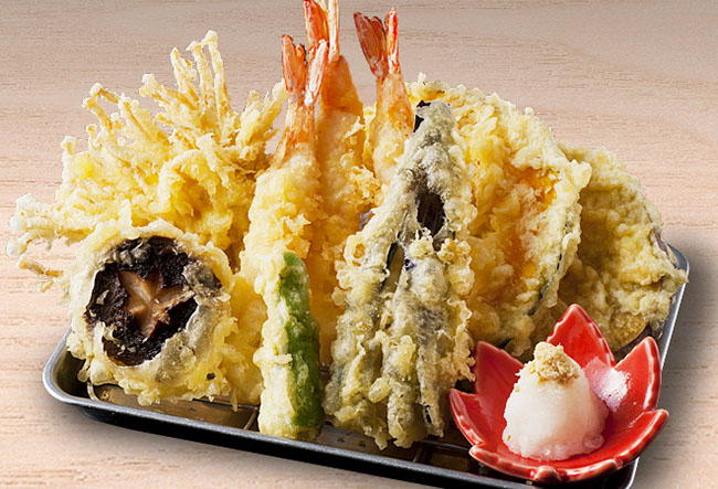 19.Tempura

Rau củ, cá tôm…mọi thứ đều có thể được tẩm bột và chiên lên. Bột tempura có hương vị rất riêng, nó không giống với bột chiên xù nhưng vẫn làm nguyen liệu được to phồng, giòn rụm bên ngoài mà vẫn mềm thơm bên trong.
