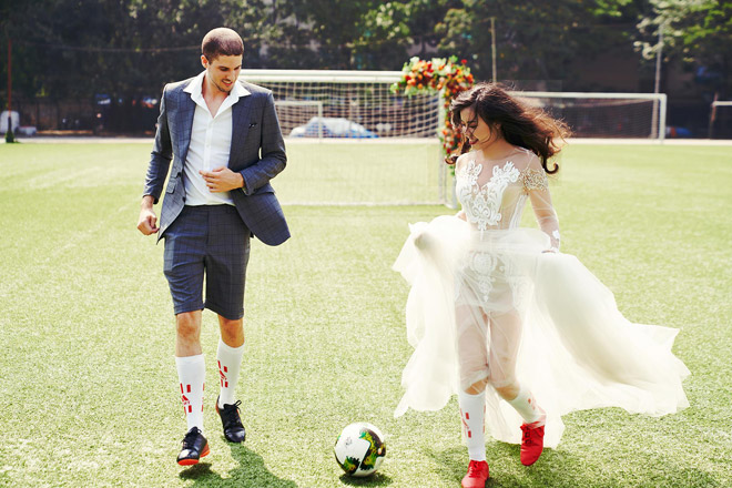 World Cup 2018 cận kề, cặp vợ chồng ra sân cỏ chụp ảnh cưới - 1